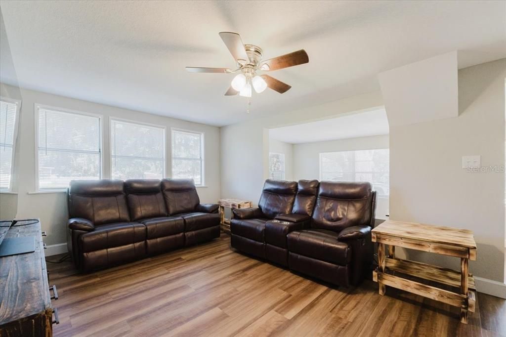 For Sale: $279,950 (3 beds, 2 baths, 1196 Square Feet)