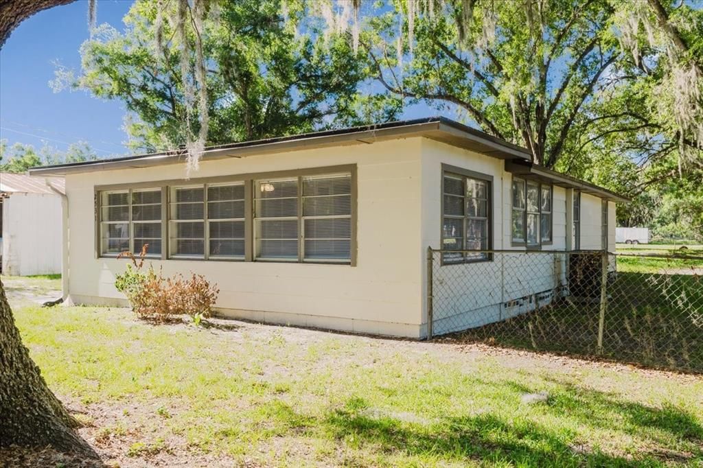 For Sale: $279,950 (3 beds, 2 baths, 1196 Square Feet)