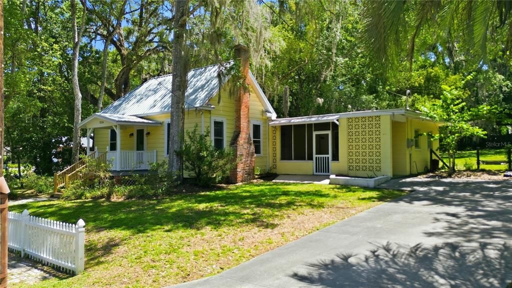 For Sale: $289,000 (3 beds, 2 baths, 1233 Square Feet)
