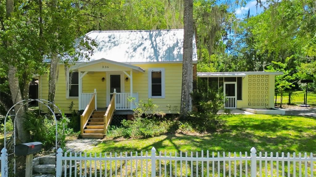 For Sale: $289,000 (3 beds, 2 baths, 1233 Square Feet)