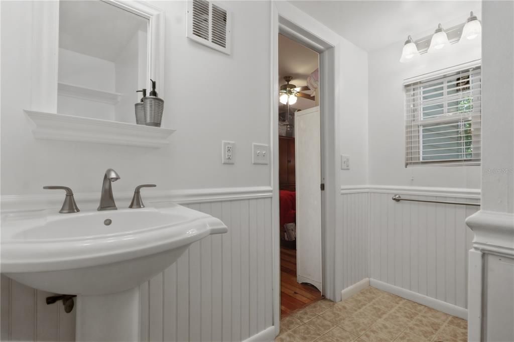 For Sale: $289,000 (3 beds, 2 baths, 1233 Square Feet)