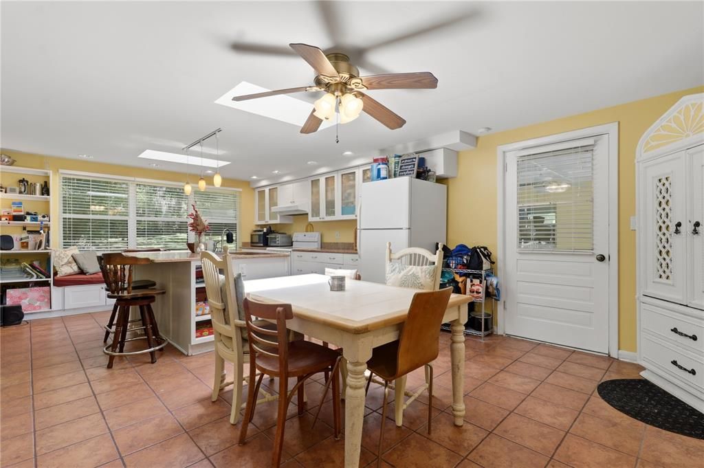For Sale: $289,000 (3 beds, 2 baths, 1233 Square Feet)