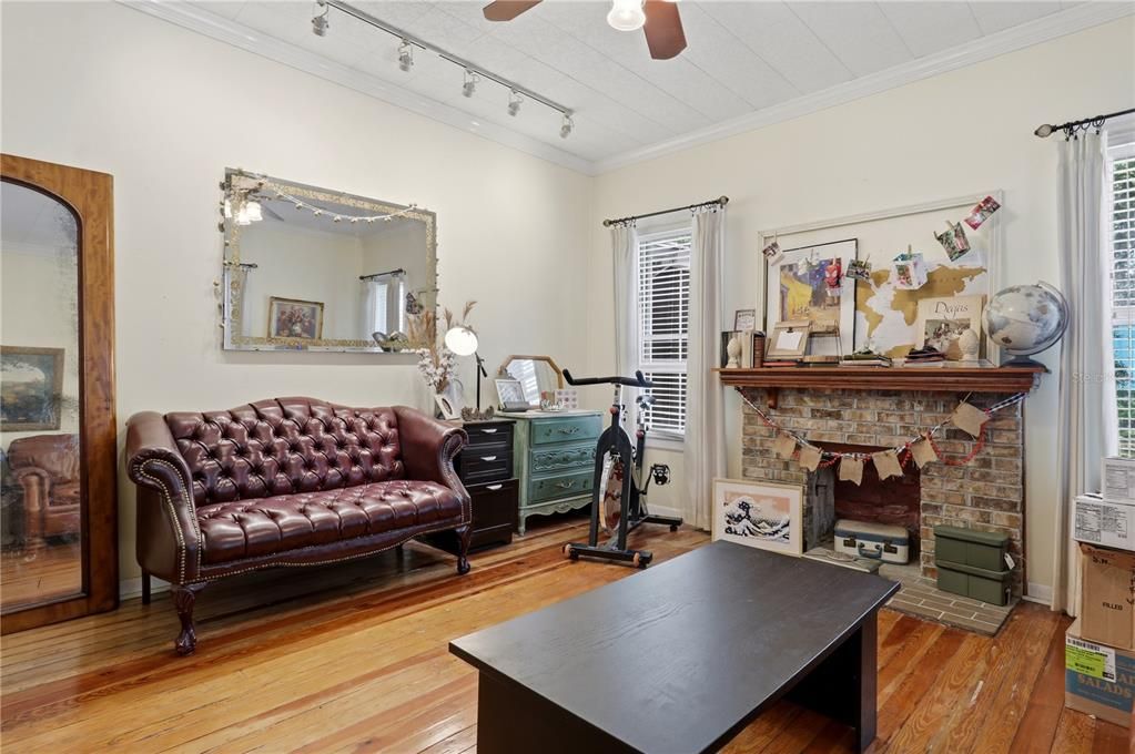 For Sale: $289,000 (3 beds, 2 baths, 1233 Square Feet)