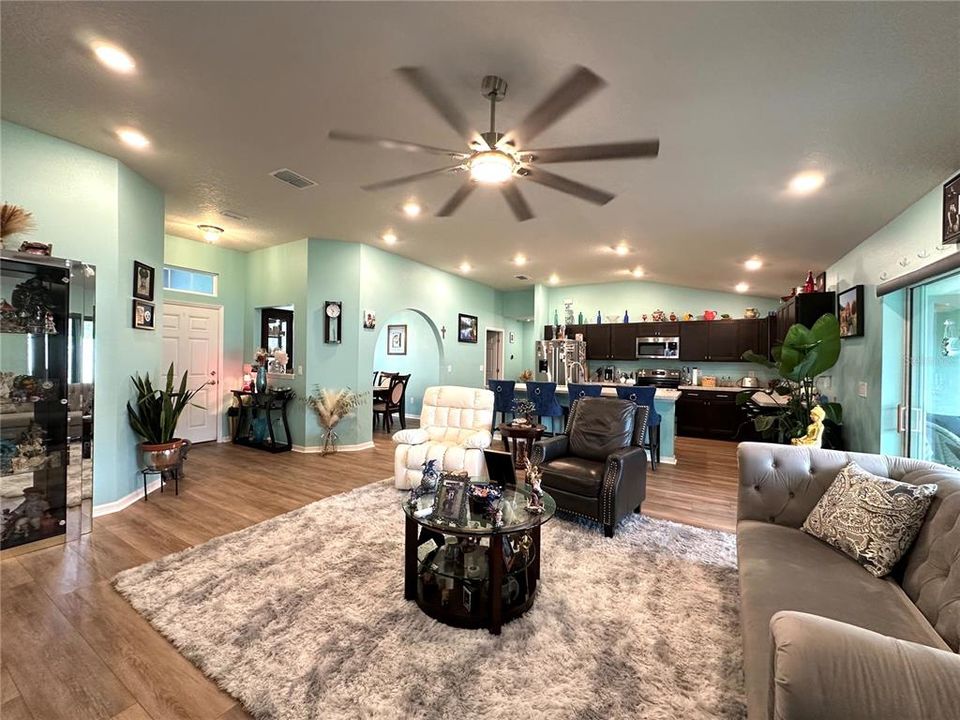 En Venta: $349,800 (4 camas, 2 baños, 2079 Pies cuadrados)