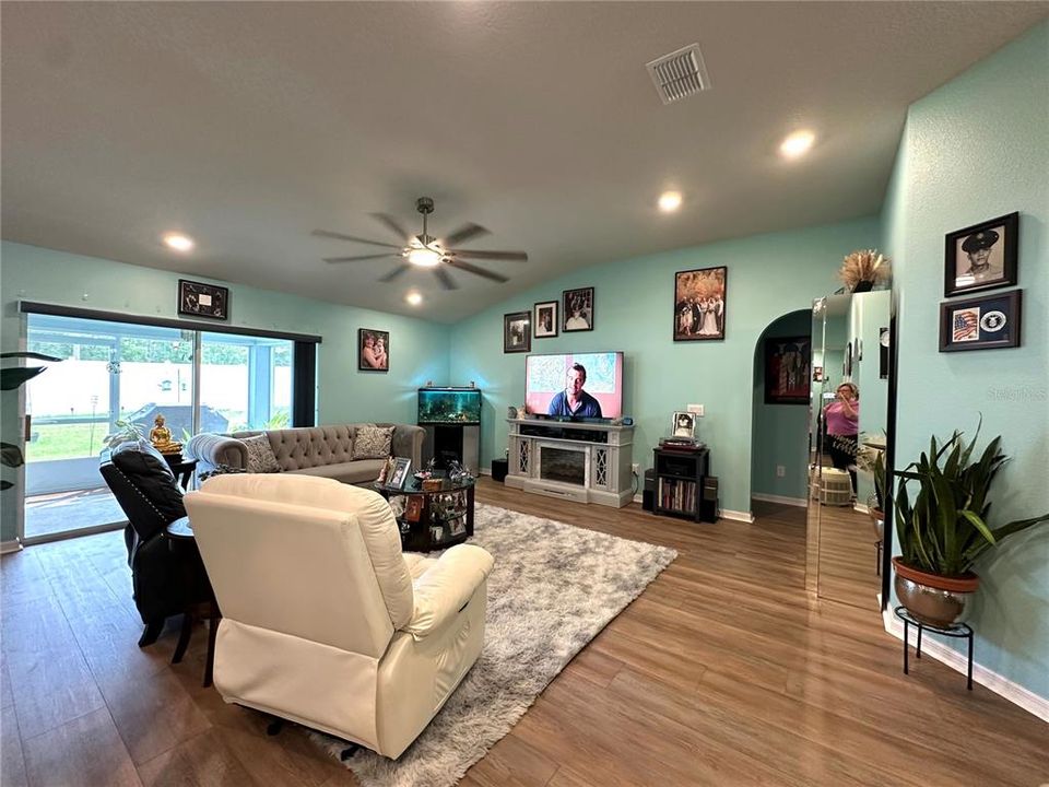 En Venta: $349,800 (4 camas, 2 baños, 2079 Pies cuadrados)