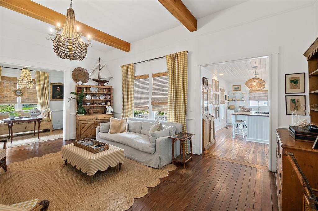 For Sale: $550,000 (2 beds, 1 baths, 1876 Square Feet)