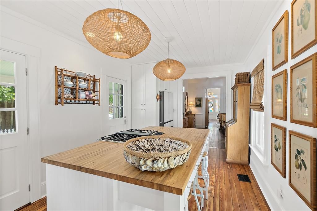 For Sale: $550,000 (2 beds, 1 baths, 1876 Square Feet)