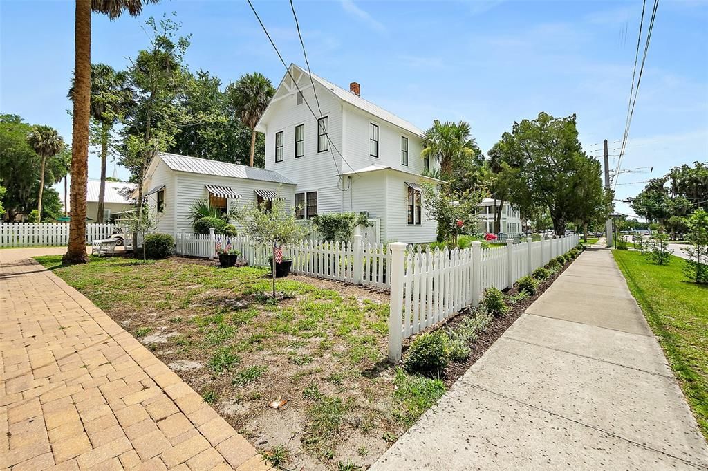 For Sale: $550,000 (2 beds, 1 baths, 1876 Square Feet)