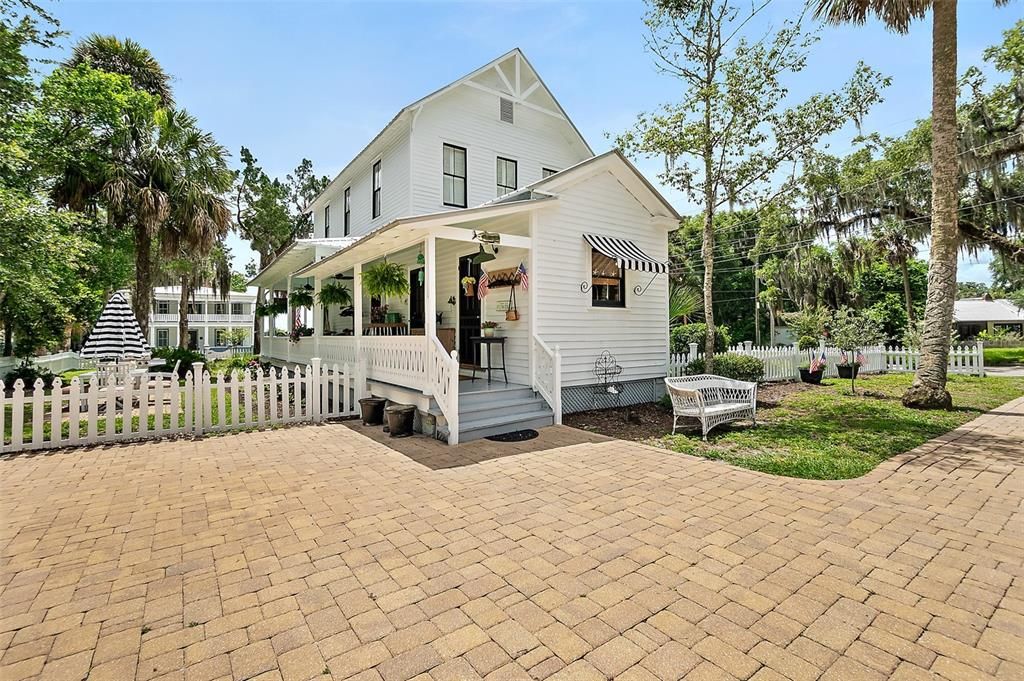 For Sale: $550,000 (2 beds, 1 baths, 1876 Square Feet)