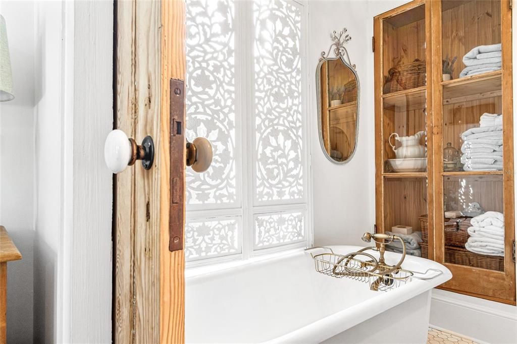 For Sale: $550,000 (2 beds, 1 baths, 1876 Square Feet)