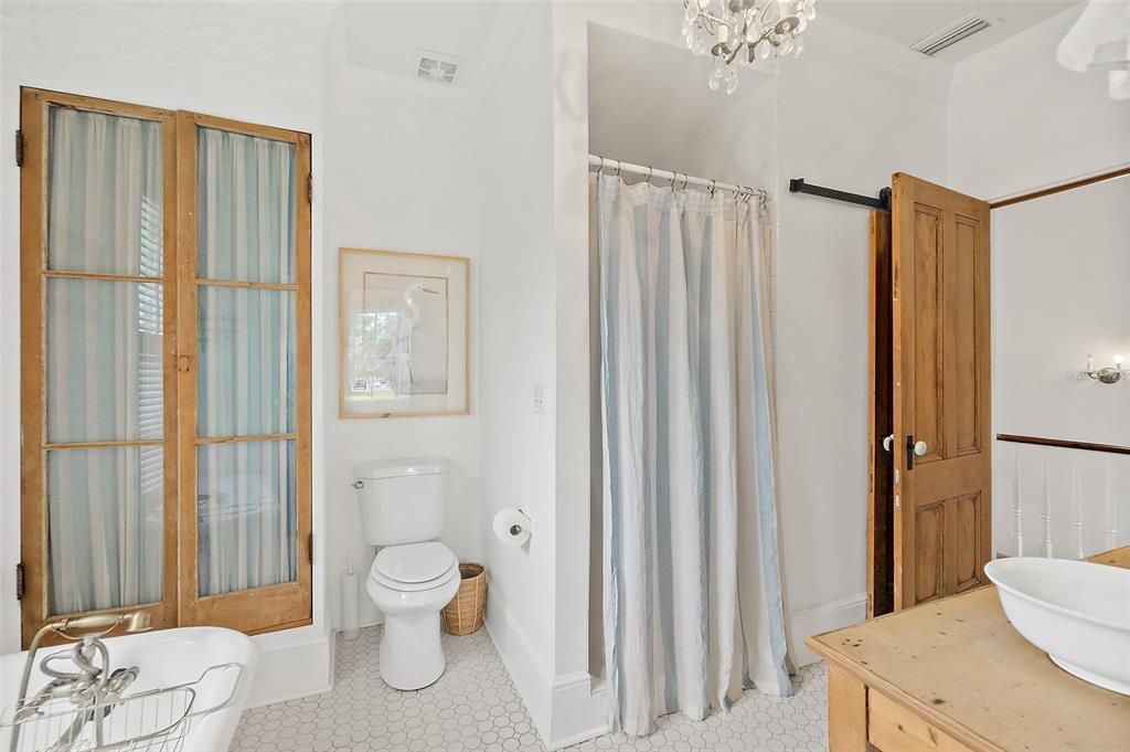 For Sale: $550,000 (2 beds, 1 baths, 1876 Square Feet)