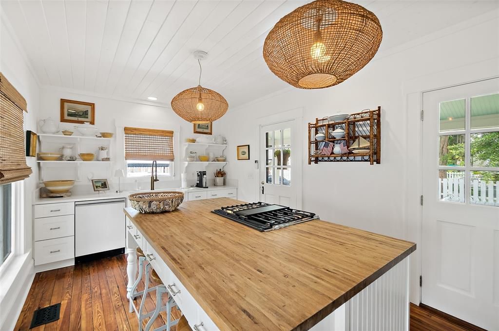For Sale: $550,000 (2 beds, 1 baths, 1876 Square Feet)