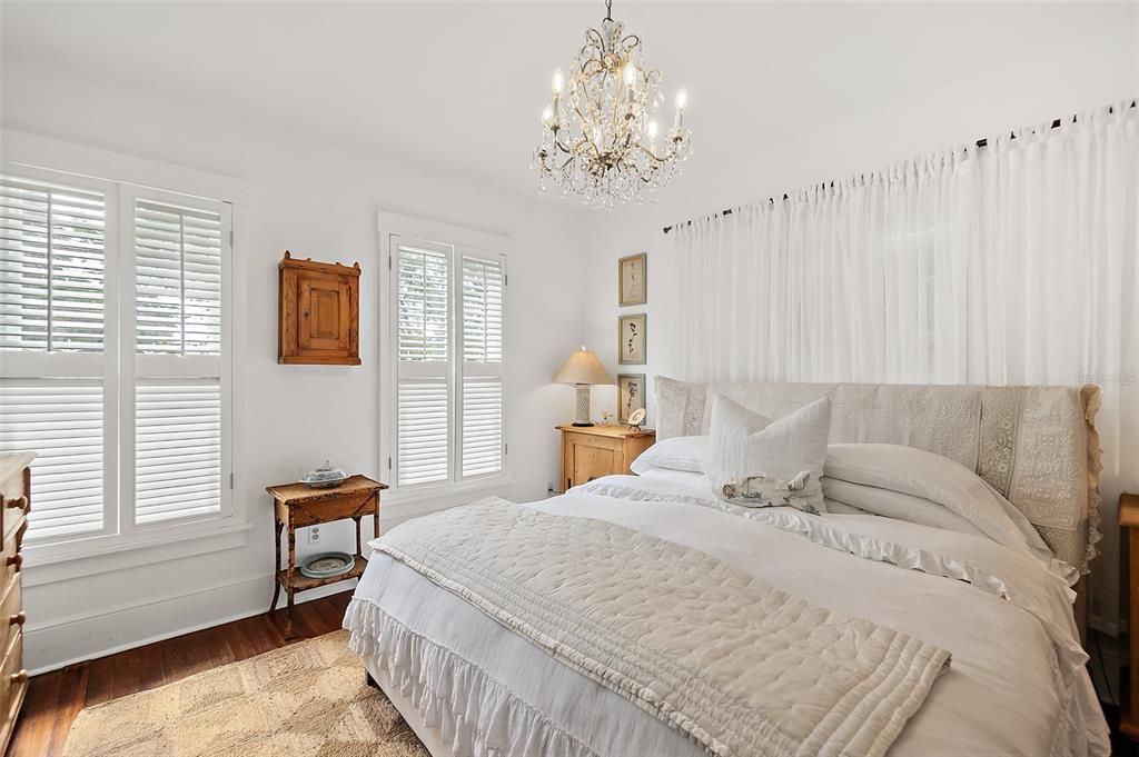 For Sale: $550,000 (2 beds, 1 baths, 1876 Square Feet)
