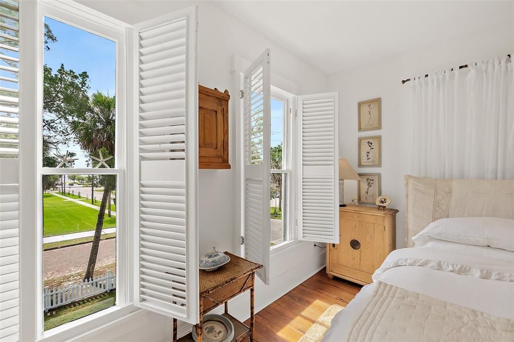 For Sale: $550,000 (2 beds, 1 baths, 1876 Square Feet)