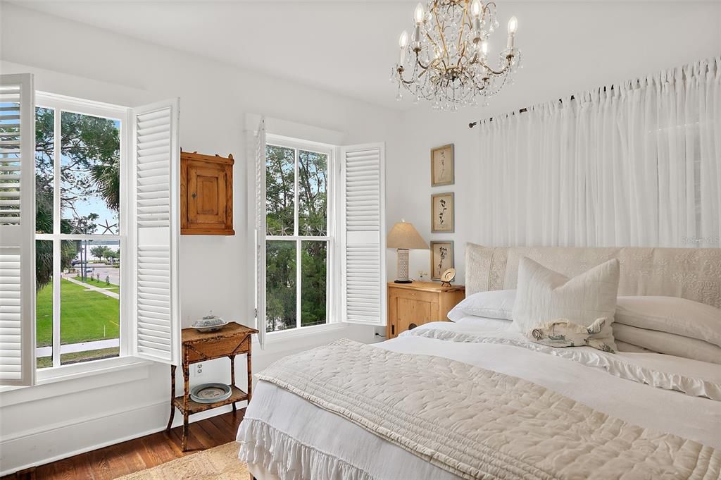 For Sale: $550,000 (2 beds, 1 baths, 1876 Square Feet)