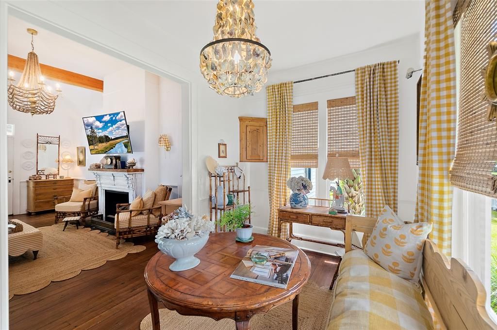 For Sale: $550,000 (2 beds, 1 baths, 1876 Square Feet)