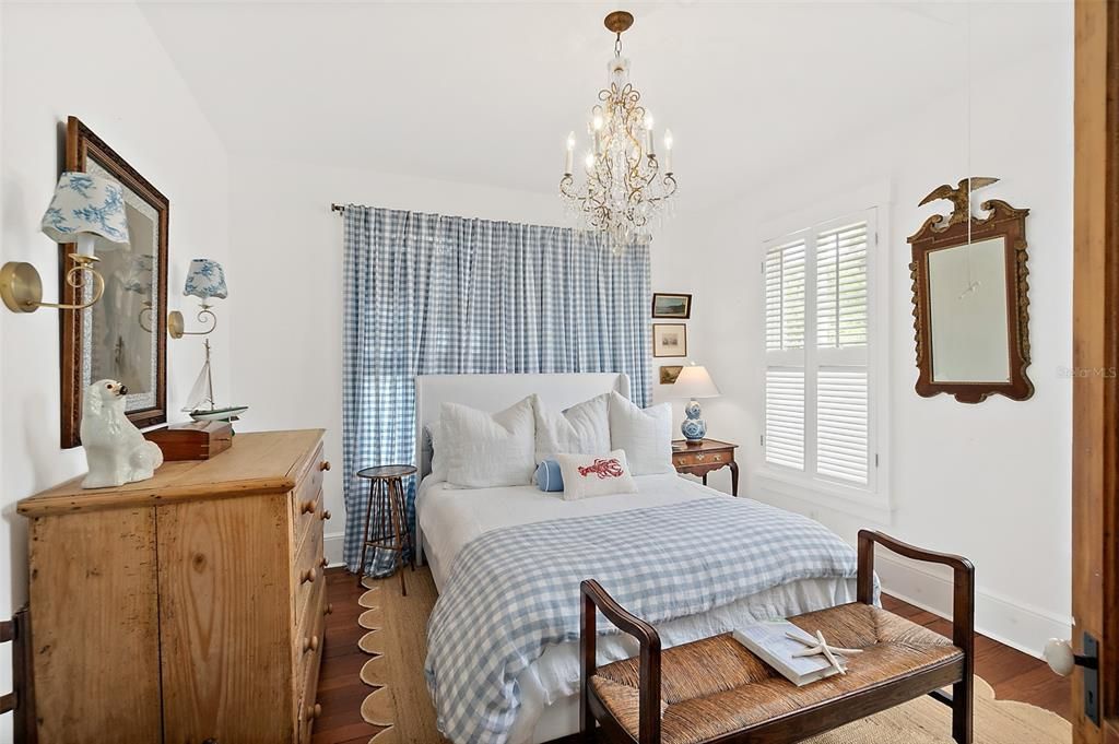 For Sale: $550,000 (2 beds, 1 baths, 1876 Square Feet)