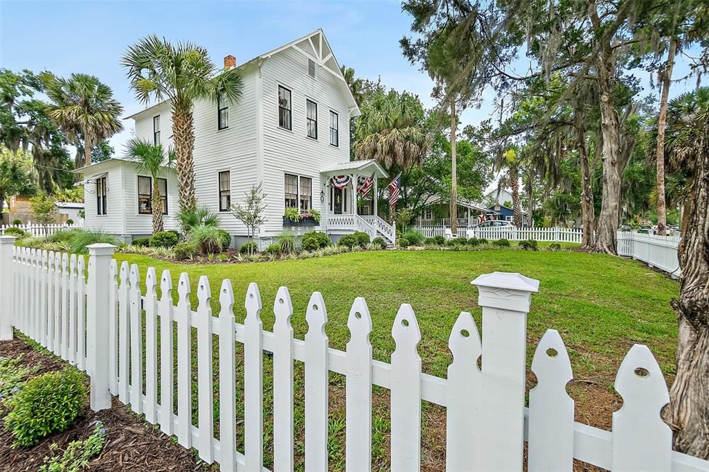For Sale: $550,000 (2 beds, 1 baths, 1876 Square Feet)