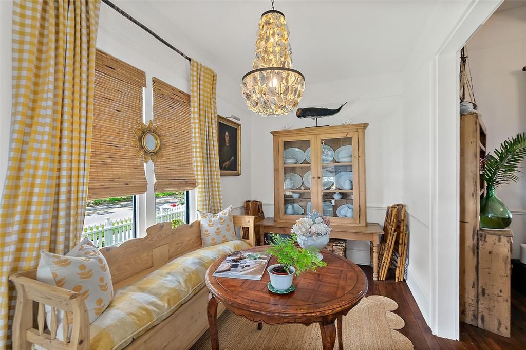 For Sale: $550,000 (2 beds, 1 baths, 1876 Square Feet)