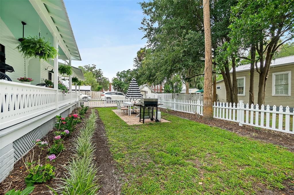 For Sale: $550,000 (2 beds, 1 baths, 1876 Square Feet)