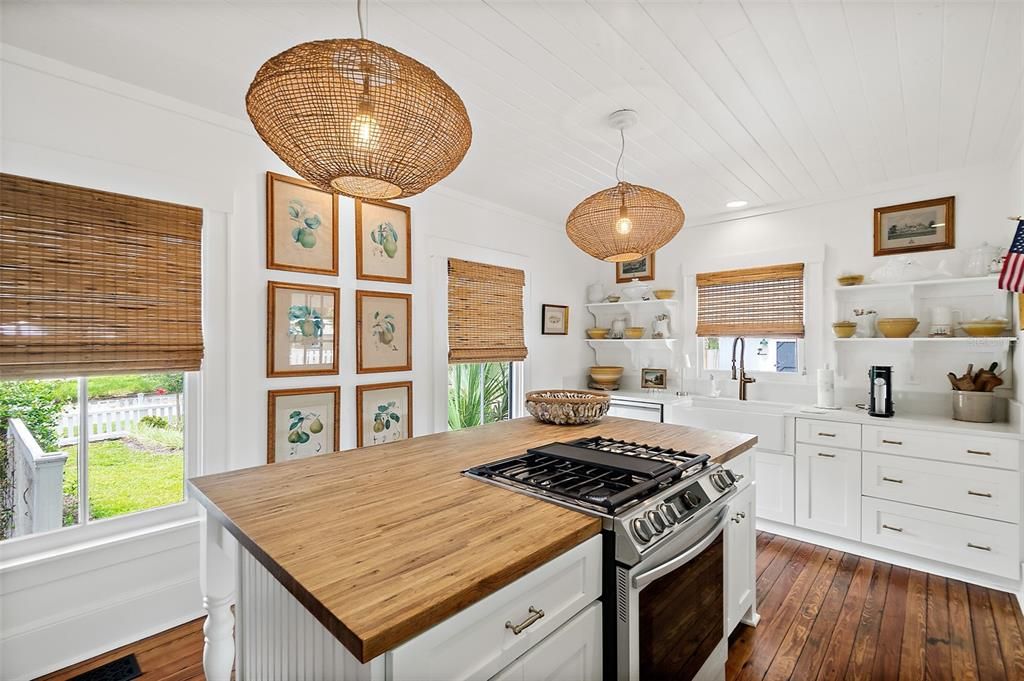 For Sale: $550,000 (2 beds, 1 baths, 1876 Square Feet)