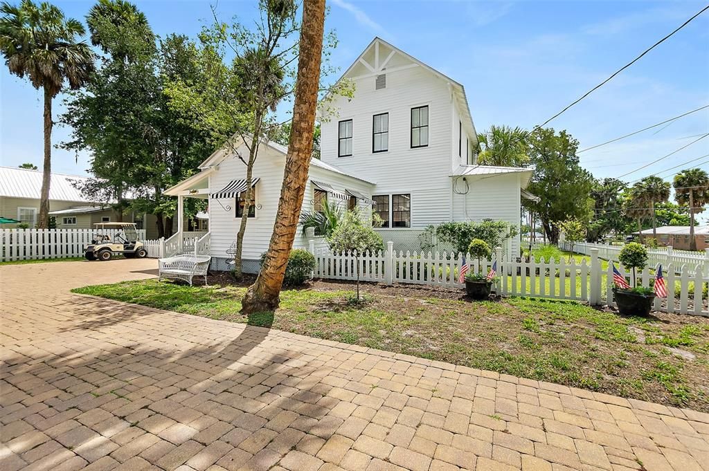 For Sale: $550,000 (2 beds, 1 baths, 1876 Square Feet)