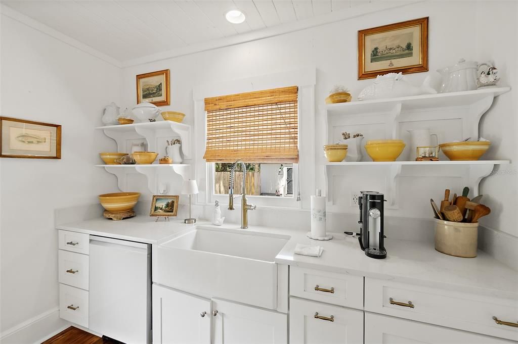 For Sale: $550,000 (2 beds, 1 baths, 1876 Square Feet)