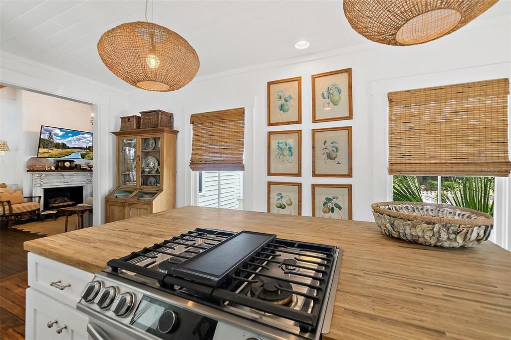 For Sale: $550,000 (2 beds, 1 baths, 1876 Square Feet)