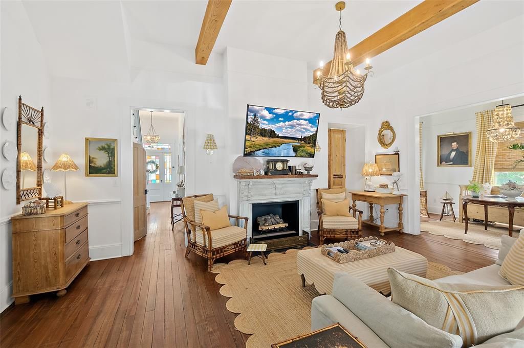 For Sale: $550,000 (2 beds, 1 baths, 1876 Square Feet)