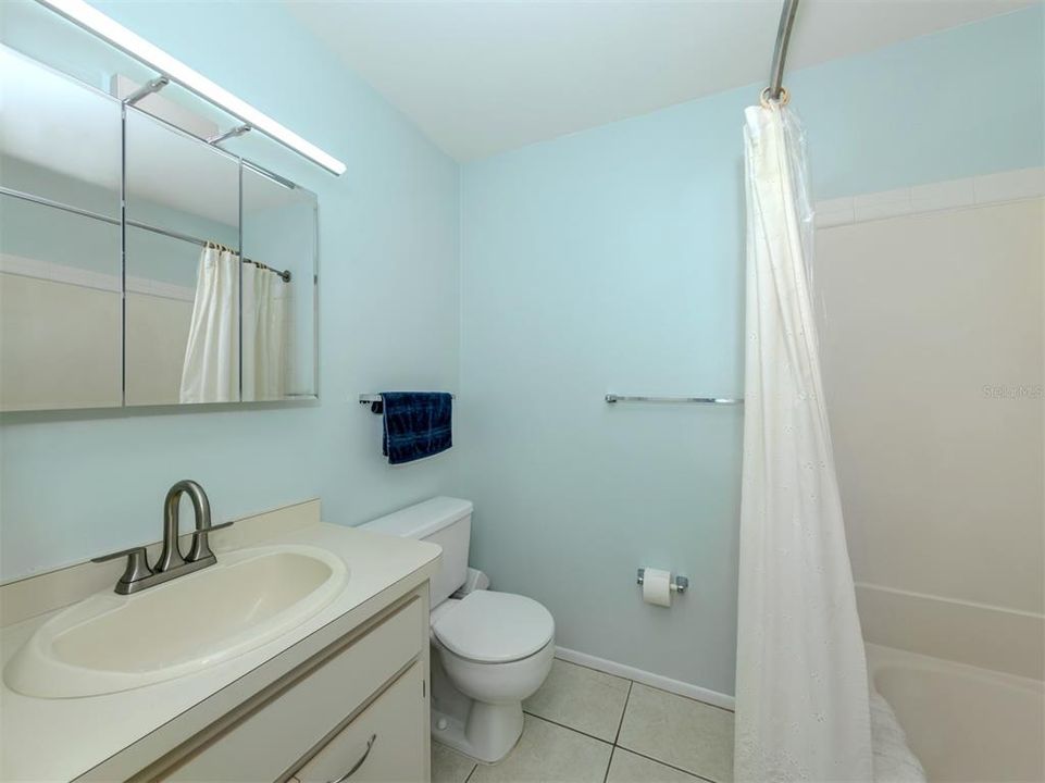 For Rent: $1,700 (2 beds, 1 baths, 723 Square Feet)