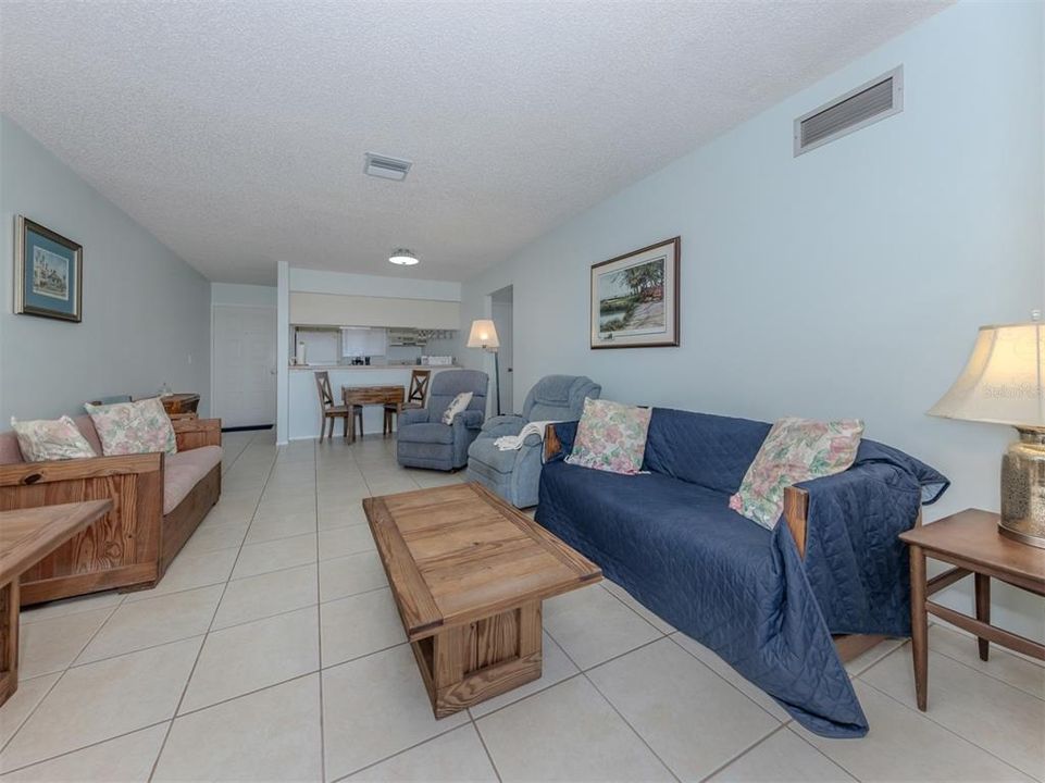 For Rent: $1,700 (2 beds, 1 baths, 723 Square Feet)