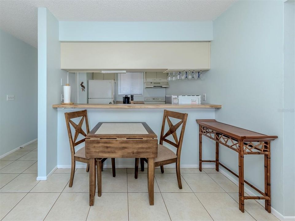 For Rent: $1,700 (2 beds, 1 baths, 723 Square Feet)