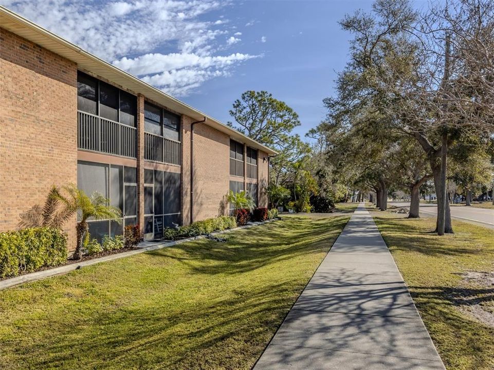 For Rent: $1,700 (2 beds, 1 baths, 723 Square Feet)