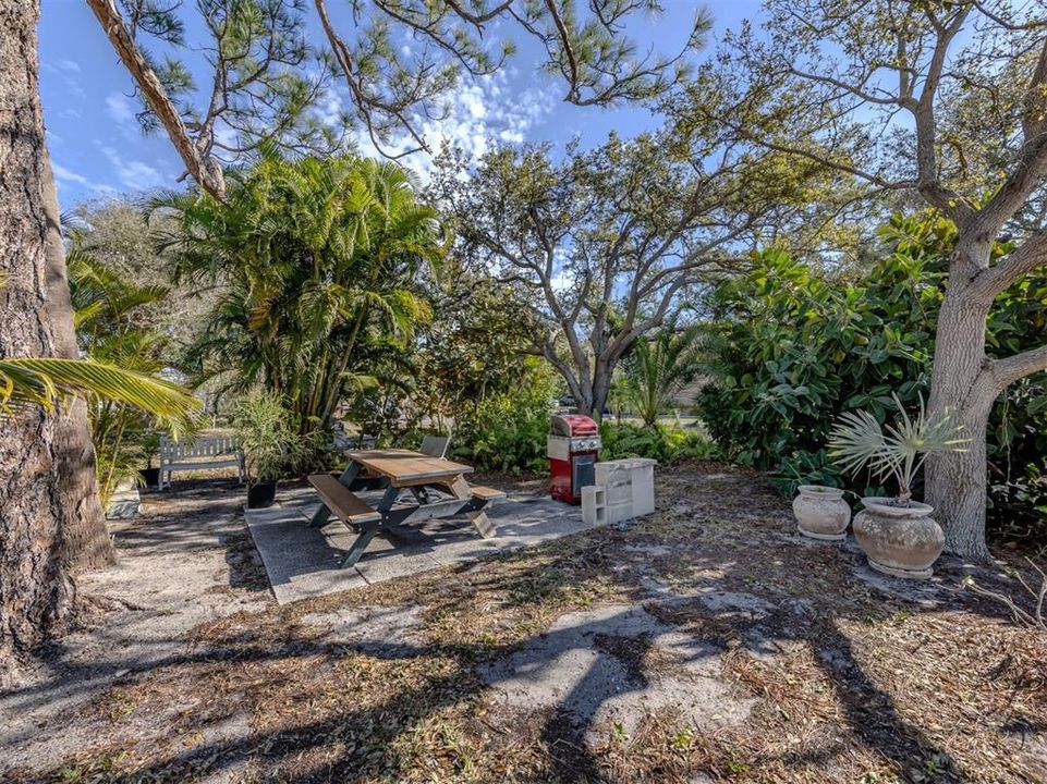 For Rent: $1,700 (2 beds, 1 baths, 723 Square Feet)