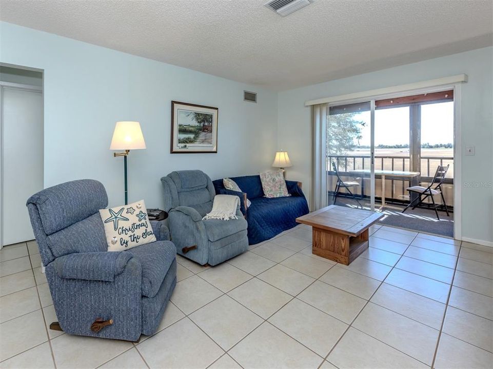 For Rent: $1,700 (2 beds, 1 baths, 723 Square Feet)