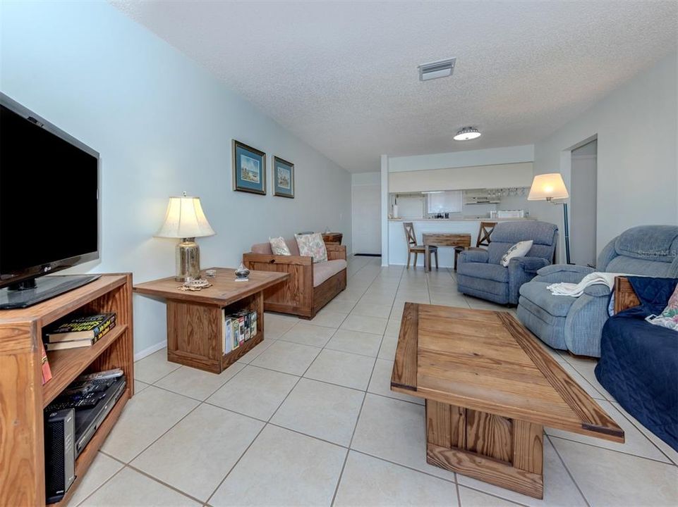 For Rent: $1,700 (2 beds, 1 baths, 723 Square Feet)