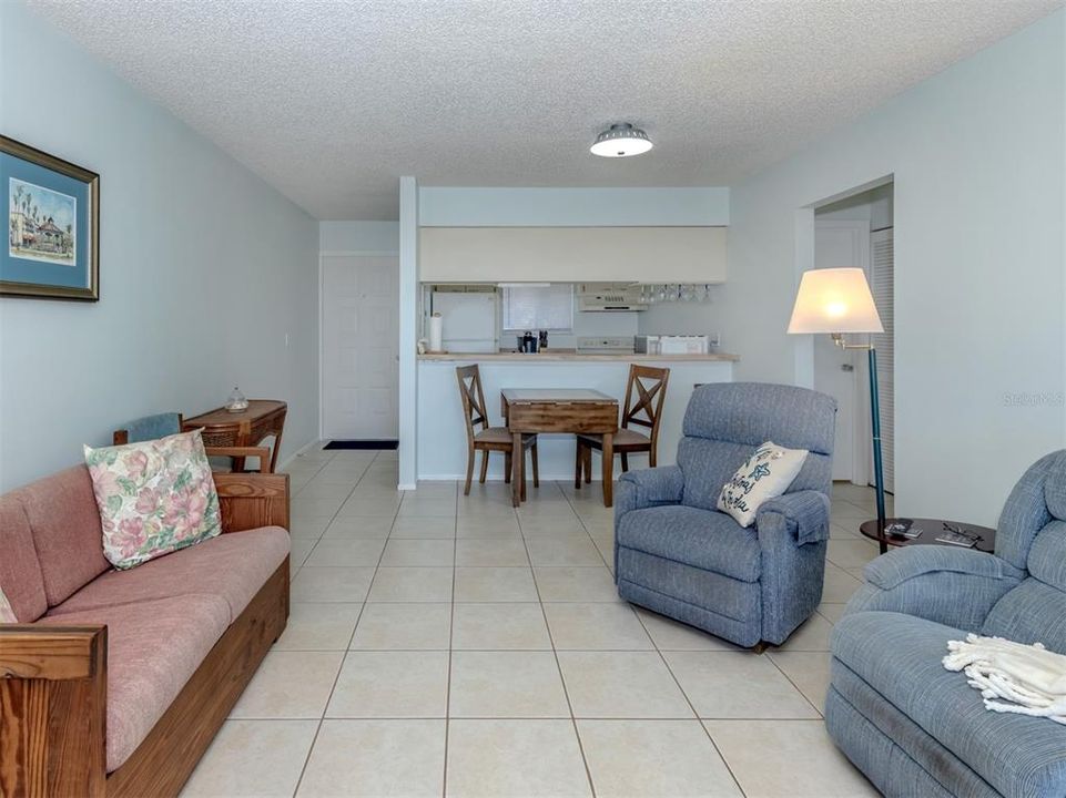 For Rent: $1,700 (2 beds, 1 baths, 723 Square Feet)