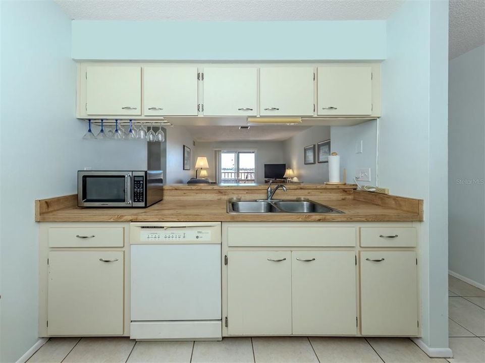 For Rent: $1,700 (2 beds, 1 baths, 723 Square Feet)