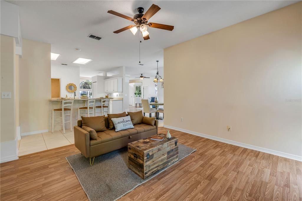 En Venta: $524,900 (4 camas, 2 baños, 2174 Pies cuadrados)