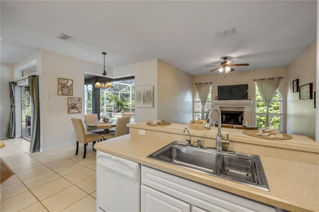 En Venta: $524,900 (4 camas, 2 baños, 2174 Pies cuadrados)