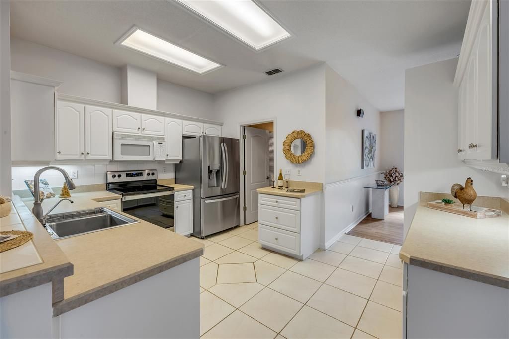 En Venta: $524,900 (4 camas, 2 baños, 2174 Pies cuadrados)