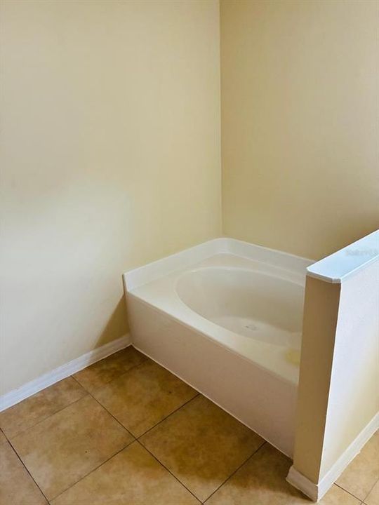 For Rent: $2,000 (4 beds, 2 baths, 2108 Square Feet)