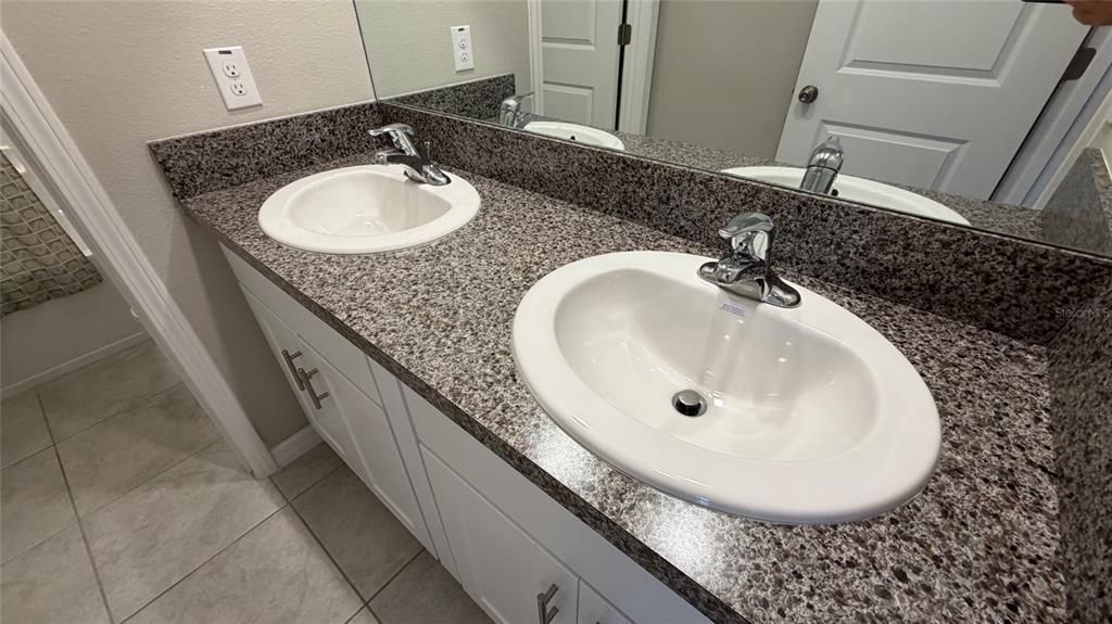 For Rent: $2,600 (5 beds, 2 baths, 2215 Square Feet)