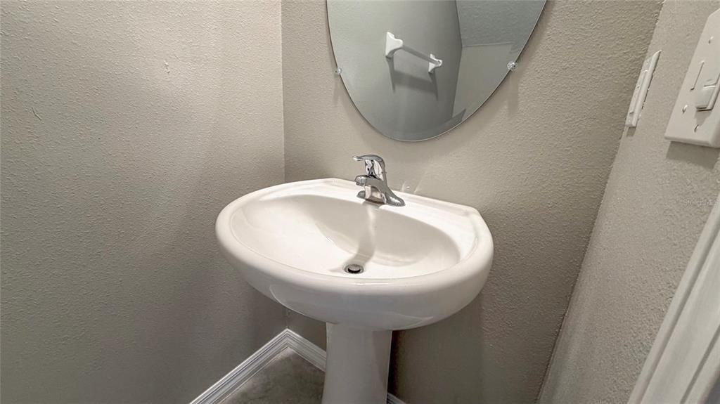 For Rent: $2,600 (5 beds, 2 baths, 2215 Square Feet)