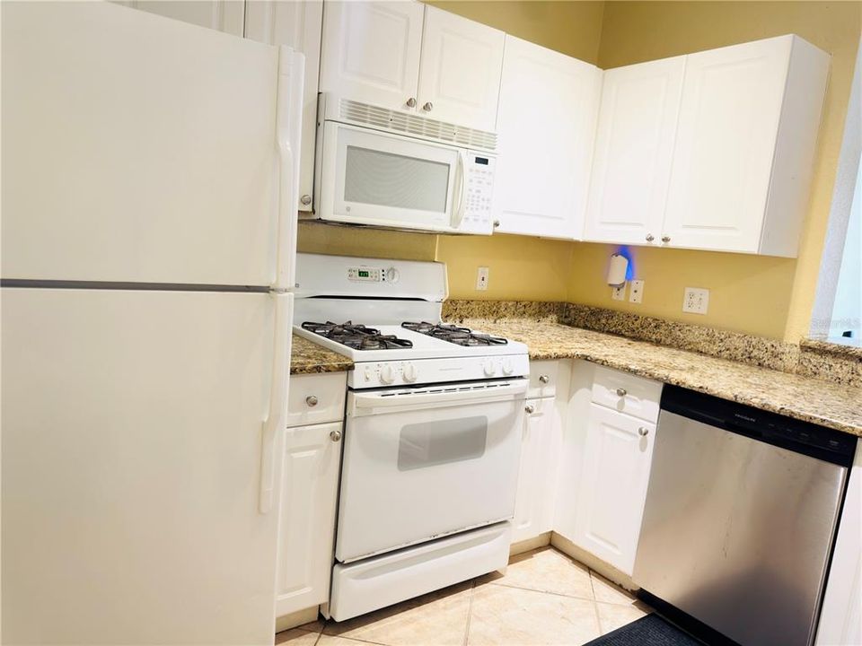 For Rent: $1,800 (1 beds, 1 baths, 770 Square Feet)