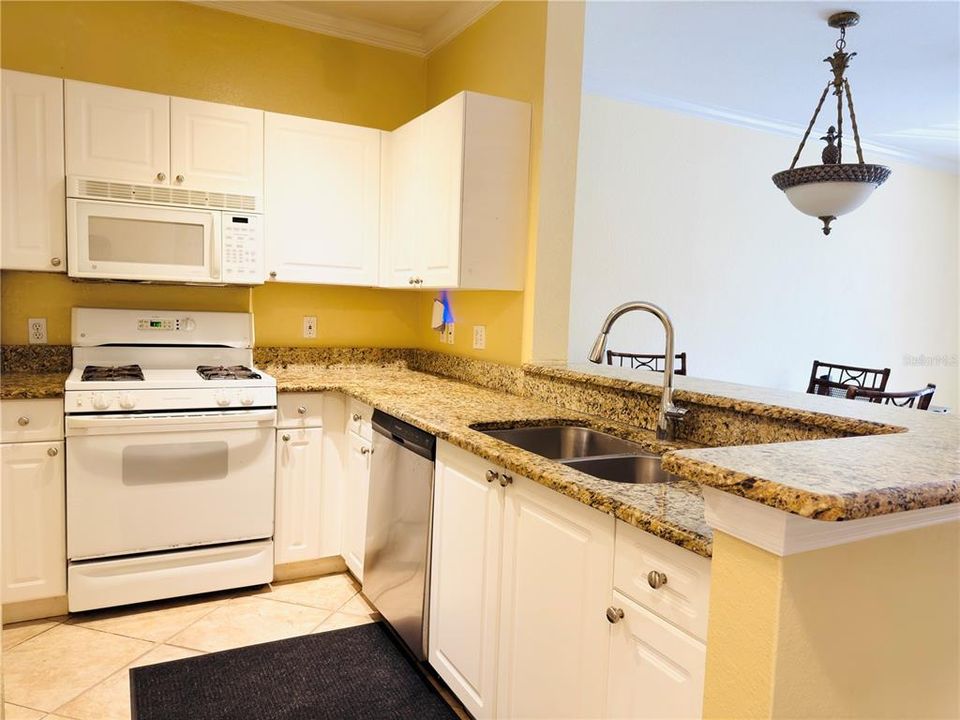 For Rent: $1,800 (1 beds, 1 baths, 770 Square Feet)