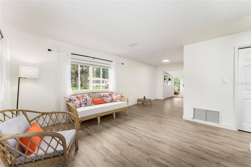 For Sale: $199,000 (2 beds, 1 baths, 915 Square Feet)