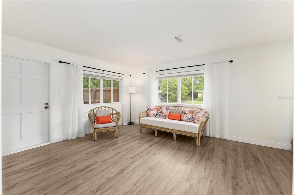 For Sale: $199,000 (2 beds, 1 baths, 915 Square Feet)