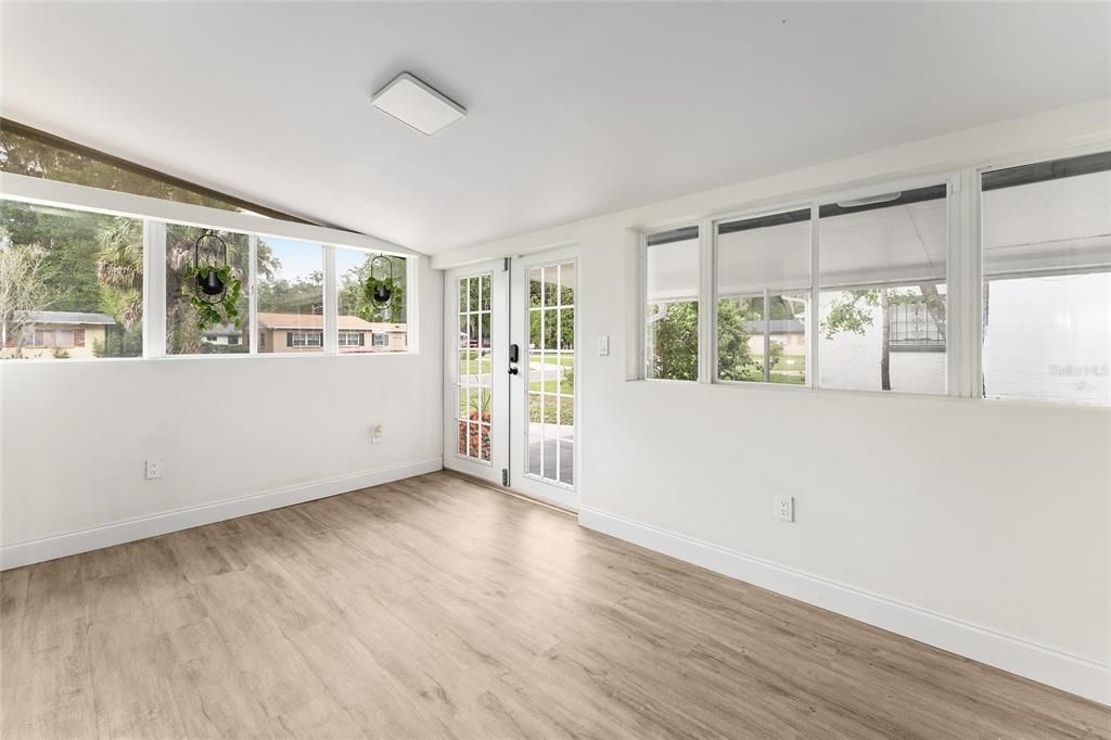 For Sale: $199,000 (2 beds, 1 baths, 915 Square Feet)