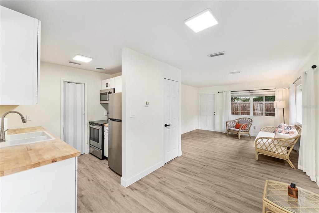 For Sale: $199,000 (2 beds, 1 baths, 915 Square Feet)